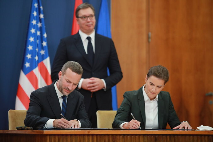 Adam Boehler, a DFC ügyvezető igazgatója és Ana Brnabić kormányfő írta alá a közös nyilatkozatot (Fotó: Beta) Adam Boehler, a DFC ügyvezető igazgatója és Ana Brnabić kormányfő írta alá a közös nyilatkozatot (Fotó: Beta)