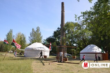 A napsütés, de az egykori téglagyár völgyének hangulata is nagyszerűvé formálta a bajsai Őszünnepet (Kazinczy Paszterkó Diana felvétele)