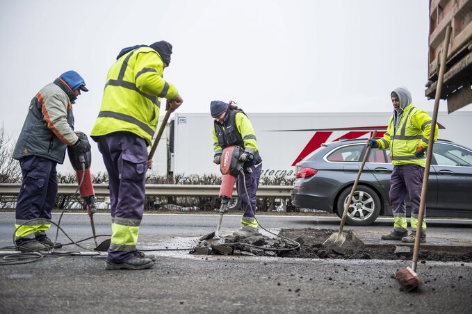 A bérszakadék a szakképzetlen munkásoknál is jelen van (Fotó: MTI)