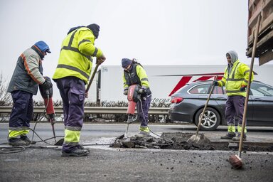 A bérszakadék a szakképzetlen munkásoknál is jelen van (Fotó: MTI)