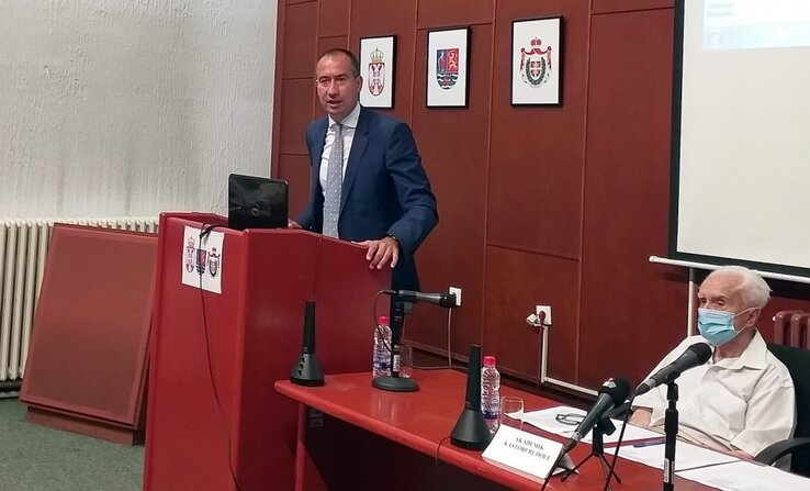 Vuk Radojević felszólal a konferencián (Fotó: vojvodina.gov.rs)