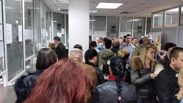 Ha igaz, hamarosan nem kell szobrozni a tolóablakoknál (Fotó: Beta)