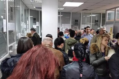 Ha igaz, hamarosan nem kell szobrozni a tolóablakoknál (Fotó: Beta)