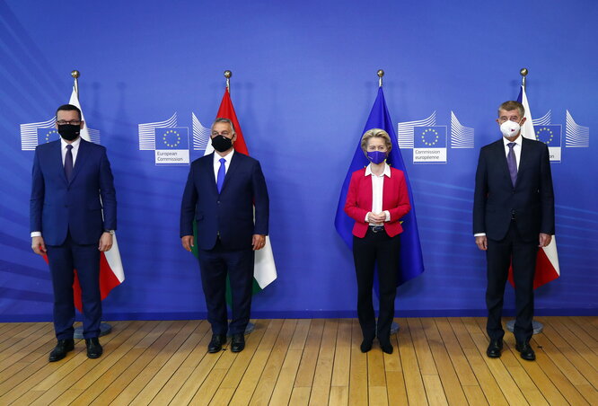 Tárgyalás előtt: Mateusz Morawiecki, Orbán Viktor, Ursula von der Leyen és Andrej Babiš (Fotó: Beta/AP/Pool )