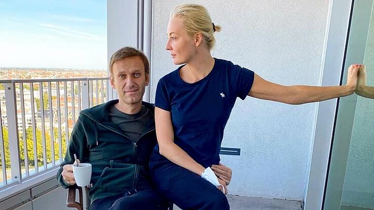 Alekszej Navalnij, és felesége, Júlia a berlini kórház erkélyén, 2020. szeptember 21-én (Forrás: Instagram/@Alekszej Navalnij via AP)