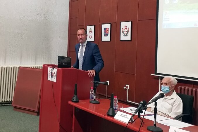 Dr. Vuk Radojević a konferencián (Fotó: vojvodina.gov.rs)