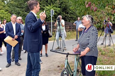 Pásztor Bálint Besze Erzsébettel beszélget az Ókér utcában (Gergely Árpád felvétele)