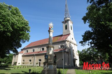 Az adai templom a fémszerkezetű tornyáról híres (Csincsik Zsolt felvétele)