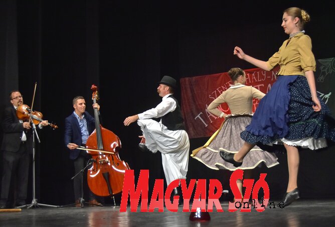 A magyarkanizsai Ördögcsáklya kamara-táncegyüttes elkápráztatta a zentai közönséget (Gergely József felvétele)