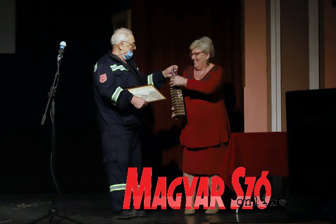 Dudás Tibor, a Maronka Károly Önkéntes Tűzoltó Testület tagja vette át a  falu köszöntő levelét (Lakatos János felvétele)
