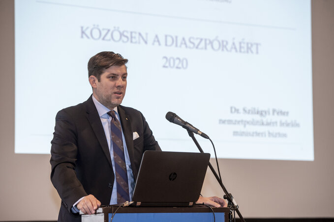 Szilágyi Péter, a miniszterelnökség nemzetpolitikáért felelős miniszteri biztosa beszédet mond az egri konferencián (Fotó: MTI)