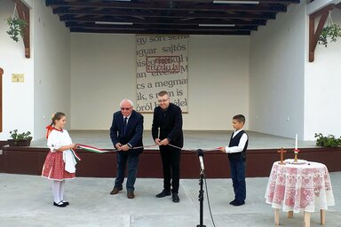 Hajnal Jenő és Komáromi Róbert átadta a nyári színpadot (Fotó: Máriás Endre és a Takáts Rafael Magyar Kultúrkör)