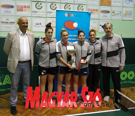 A Novi Sad tornagyőztes csapata Milan Stanićtyal és Slobodan Stojanov edzővel (Fehér Miklós felvétele) A Novi Sad tornagyőztes csapata Milan Stanićtyal és Slobodan Stojanov edzővel (Fehér Miklós felvétele)