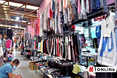 Áruból nincs hiány, vásárlóból már annál kevésbé (Gergely Árpád felvétele)