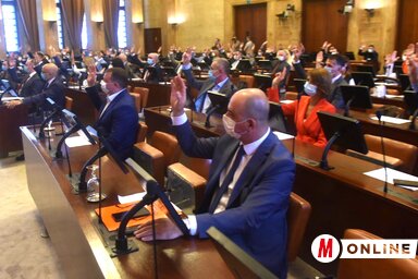 A cégtábla kihelyezéséért és nyilvános területek bérléséért az elkövetkező három hónapban az önkormányzat a tervek szerint 99 százalékos támogatást nyújt a vállalkozóknak. A képviselő-testület pénteken ül össze ismét (Ótos András felvétele)