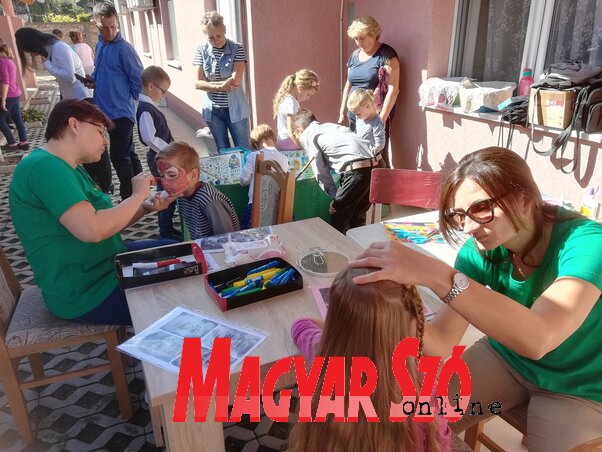 A gyerekeket az Öko-Becse Civil Szervezet önkéntesei szórakoztatták (Fehér Rózsa felvétele)