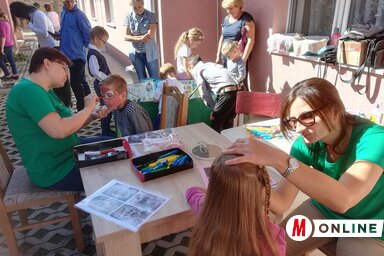 A gyerekeket az Öko-Becse Civil Szervezet önkéntesei szórakoztatták (Fehér Rózsa felvétele)