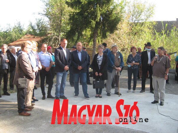 A megnyitó pillanata A megnyitó pillanata
