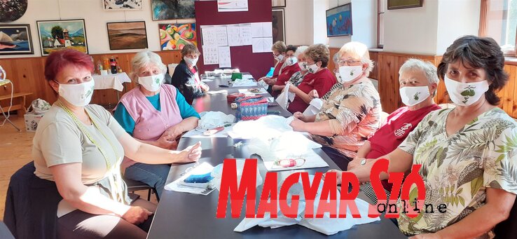 Jászsági szűcs mintákat hímeznek a bácskossuthfalvi kézimunkázók (Kazinczy Paszterkó Diana felvétele) Jászsági szűcs mintákat hímeznek a bácskossuthfalvi kézimunkázók (Kazinczy Paszterkó Diana felvétele)