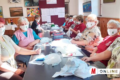 Jászsági szűcs mintákat hímeznek a bácskossuthfalvi kézimunkázók (Kazinczy Paszterkó Diana felvétele)