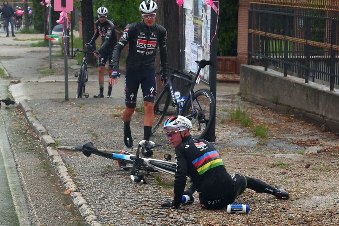 Evenepoel a nap korai szakaszában egy kutya miatt is elesett (Fotó: AFP/Getty Images) Evenepoel a nap korai szakaszában egy kutya miatt is elesett (Fotó: AFP/Getty Images)
