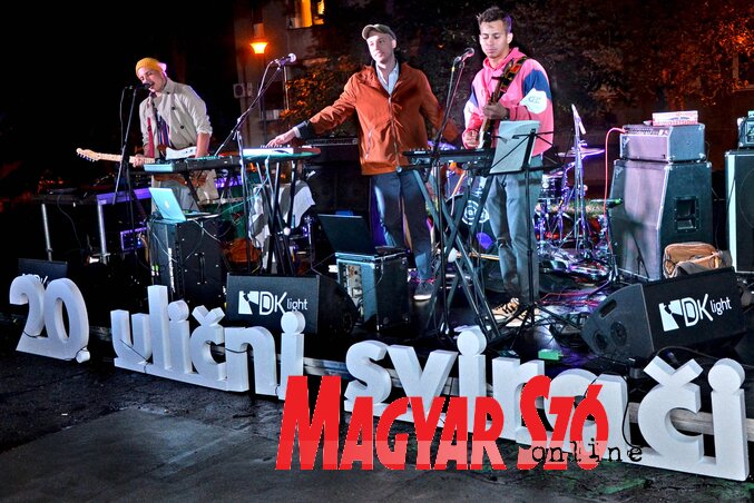 A Cimerke együttesnek ez volt az első nyilvános fellépése, a Munkás utcában egy épületközben hallgathattuk őket. Ez a helyszín az, ahol az önkormányzat emeletes garázst akar építeni, a lakók viszont gyakran tiltakoznak itt (Dávid Csilla felvétele)