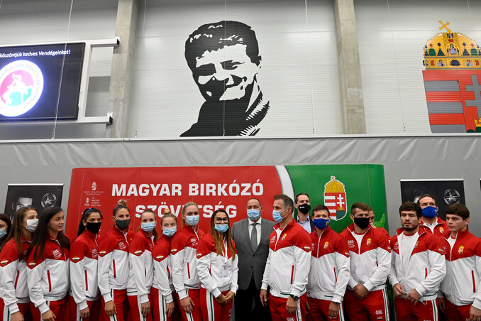 Német Szilárd a válogatott tagjaival (Fotó: MTI) Német Szilárd a válogatott tagjaival (Fotó: MTI)