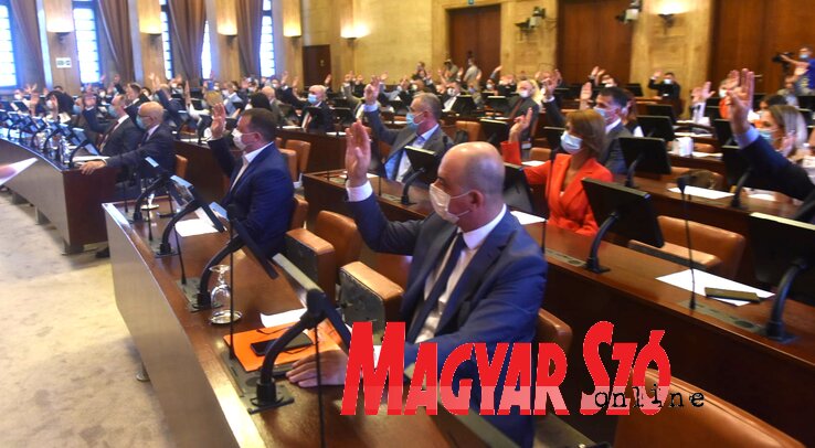 A városi parlament tegnapi ülésén több mint 70 napirendi pont szerepelt (Ótos András felvétele)
