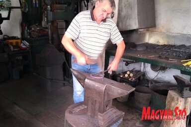 Kis kovács a mai napig legszívesebben a kézi kalapácsot használja (Tóth Roland felvétele)