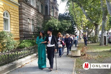 A városnéző szabadkaiak az épületek kapualjaiba is betértek (Fotó: Lackó Varjú Sára)