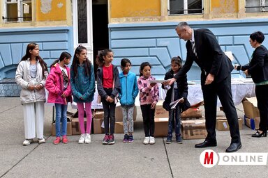 Ilija Đukanović tankönyveket ad át  (Fotó: Gergely Árpád)