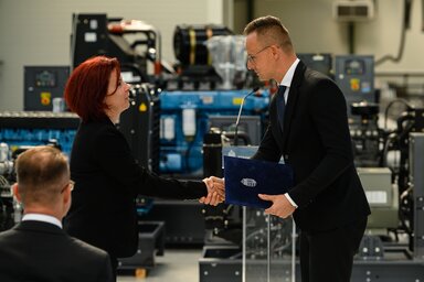 Szijjártó Péter átadja a támogatási okiratot Kovács Krisztinának, a LogSol Kft. ügyvezetőjének (Fotó: MTI)