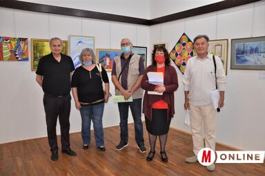 A képek szelektora, Sava Stepanov mellett két jelenlevő alkotó, akiknek továbbjutott a munkája, Komáromi Gizella, Kollár András, a házigazda Művelődési Ház munkatársa, Bábi Tomović Iréna, Sava Mučibabić, a szemle zsűrijének elnöke (Kazinczy Paszterkó Diana felvétele)