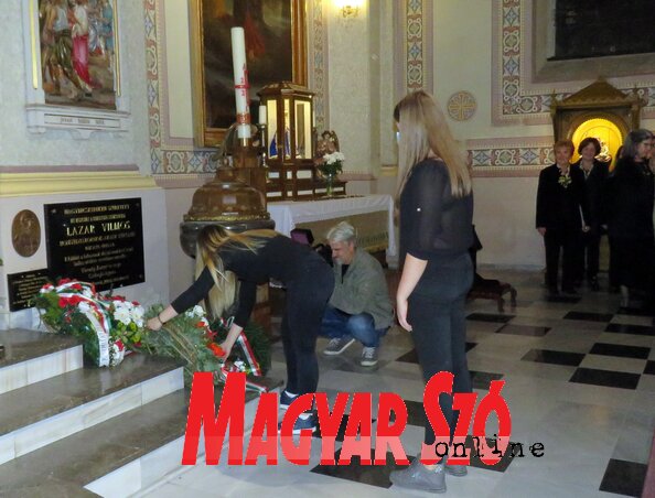 A kollégisták is koszorúztak (Kecskés István felvétele) A kollégisták is koszorúztak (Kecskés István felvétele)
