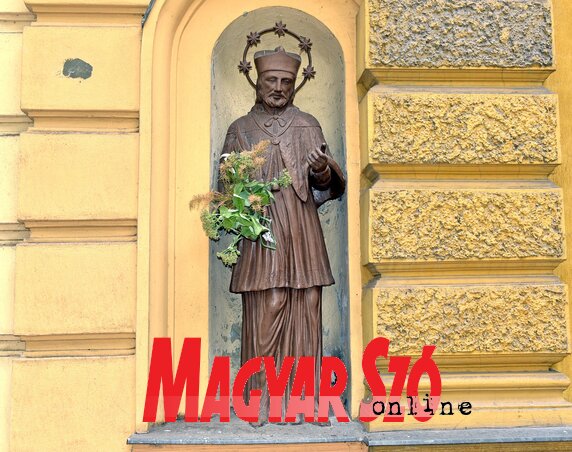 Nepomuki Szent János szobra a falba beépítve (Fotó: Gergely Árpád)