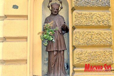 Nepomuki Szent János szobra a falba beépítve (Fotó: Gergely Árpád)