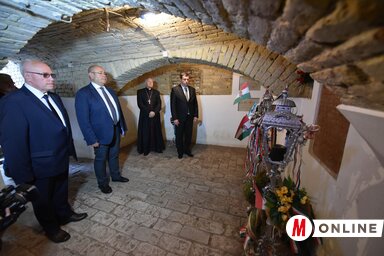 Hajnal Jenő, Pásztor István, Német László és Pintér Attila az altemplom kriptájában (Fotó: Ótos András)