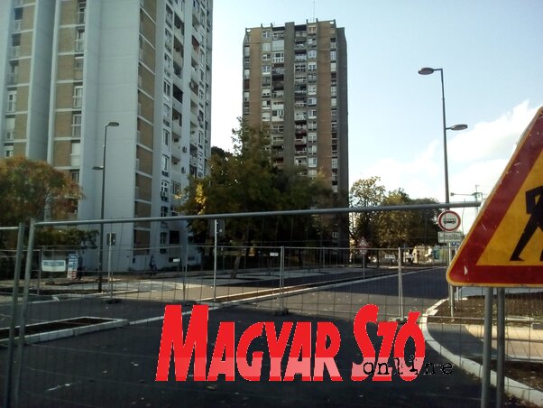 A Podbarán tavaly novemberben kezdődtek a felújítási munkálatok, melynek a határidejének többszöri kitolása után október végére befejezik a városrész rekonstrukcióját (Szeli Balázs felvétele)