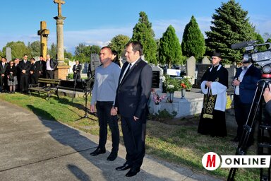 Az önkormányzat képviseletében Fejsztámer Róbert és Nebojša Rakić koszorúzott (Puskás Károly felvétele)