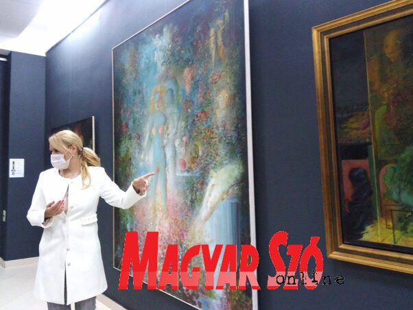 Vesna Iković, a Városi Múzeum igazgatónője magyarázatot fűz a kiállítás legértékesebb képéhez (Komáromi Dóra felvétele)