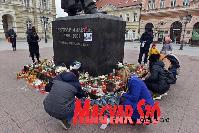 Újvidék főterén már péntek óta égnek a gyertyák, tegnap 19 órakor megtartották a Noć kada je Đole preplivao Dunav elnevezésű rendezvényt, amelyen a polgárok elbúcsúzhattak Đorđe Balaševićtől Újvidék főterén már péntek óta égnek a gyertyák, tegnap 19 órakor megtartották a Noć kada je Đole preplivao Dunav elnevezésű rendezvényt, amelyen a polgárok elbúcsúzhattak Đorđe Balaševićtől