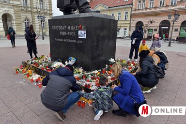 Újvidék főterén már péntek óta égnek a gyertyák, tegnap 19 órakor megtartották a Noć kada je Đole preplivao Dunav elnevezésű rendezvényt, amelyen a polgárok elbúcsúzhattak Đorđe Balaševićtől