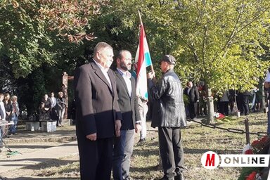 Az önkormányzat nevében Szatmári Adrián községi elnök és Kislinder Gábor elnökhelyettes koszorúzott (Kazinczy Paszterkó Diana felvétele)