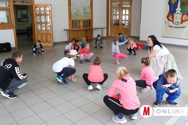 Népi játékokat tanulnak a gyerekek (Lakatos János felvétele)