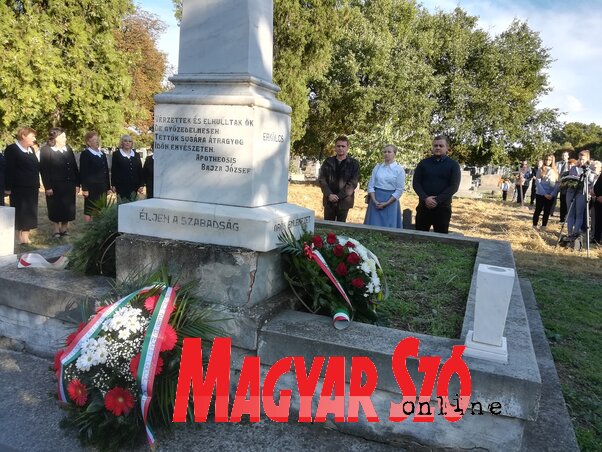 Politikai és civil szervezetek is koszorúztak (Fehér Rózsa felvétele)