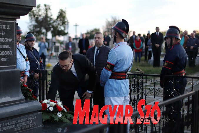 Juhász Bálint és Kerekes Zoltán elhelyezik a kegyelet virágait (Lakatos János felvétele) Juhász Bálint és Kerekes Zoltán elhelyezik a kegyelet virágait (Lakatos János felvétele)