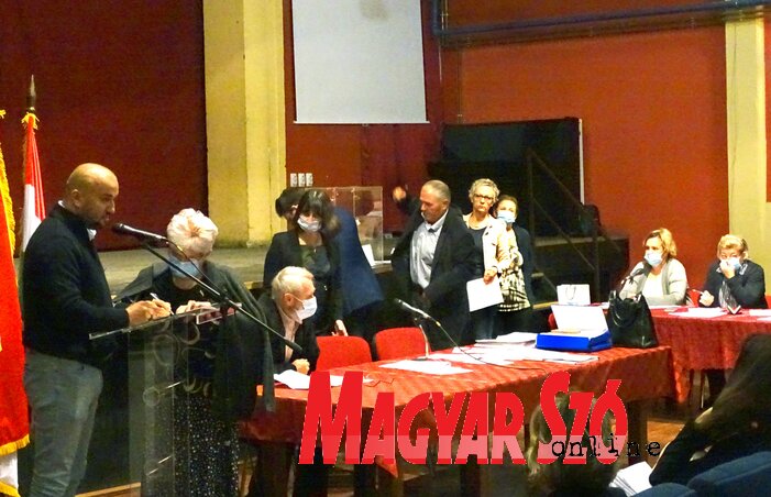 Az új tanácstag megválasztásáról szavaznak a képviselők (Góbor Béla felvétele) Az új tanácstag megválasztásáról szavaznak a képviselők (Góbor Béla felvétele)