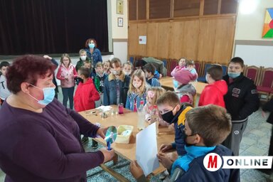 A természettudományi foglalkozás középpontjában ezúttal a fény állt (Homolya Horváth Ágnes felvétele)