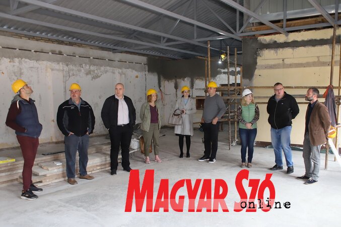 A bővülő közösségi terem megtekintése Gunarason (Lakatos János felvétele) A bővülő közösségi terem megtekintése Gunarason (Lakatos János felvétele)