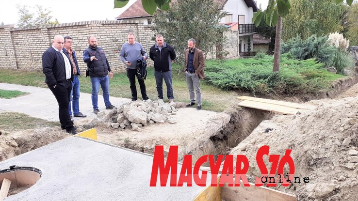 A községi tanács tagjai a bácskossuthfalvi József Attila utcában az ivóvízhálózat korszerűsítésén végzett munkálatoknál (Kazinczy Paszterkó Diana felvétele) A községi tanács tagjai a bácskossuthfalvi József Attila utcában az ivóvízhálózat korszerűsítésén végzett munkálatoknál (Kazinczy Paszterkó Diana felvétele)